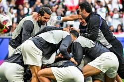 爱游戏官方-日本队鏖战波兰队，波尔点燃赛场