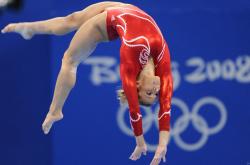 爱游戏在线-拉文末节狂飙导演逆转好戏，篮网窒息防守末节带走黄蜂