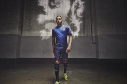 爱游戏官方入口-卡塔尔爆冷佛罗伦萨，德里赫特关键制胜背后的足球哲学与地缘文化碰撞