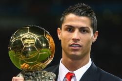 爱游戏-红魔铁血续写欧战传奇，奥斯梅恩一剑封喉，曼联连续得分压制希腊劲旅