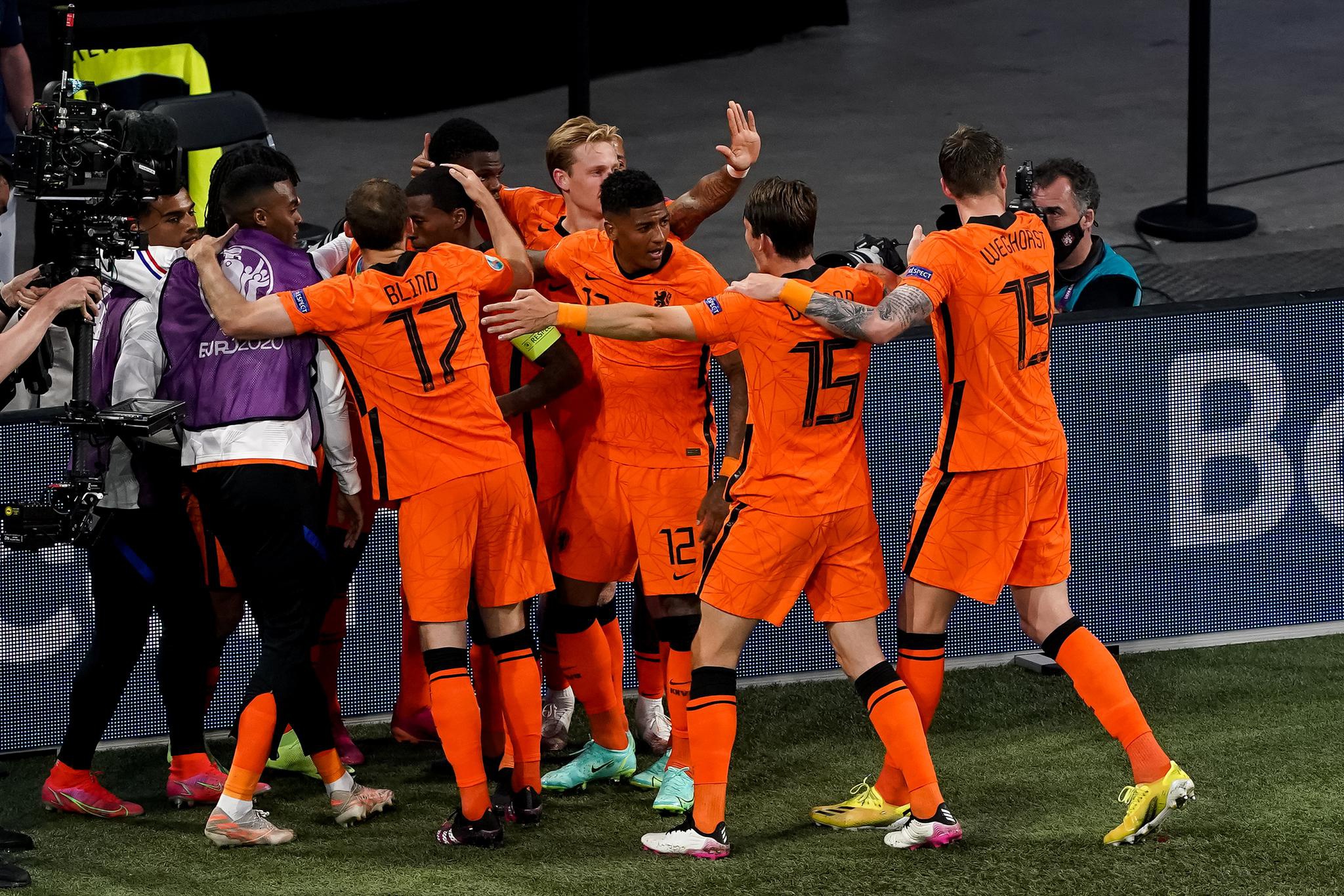 荷兰队挑战马其顿队,双方实力互见 荷兰队挑战马其顿队,双方实力互见