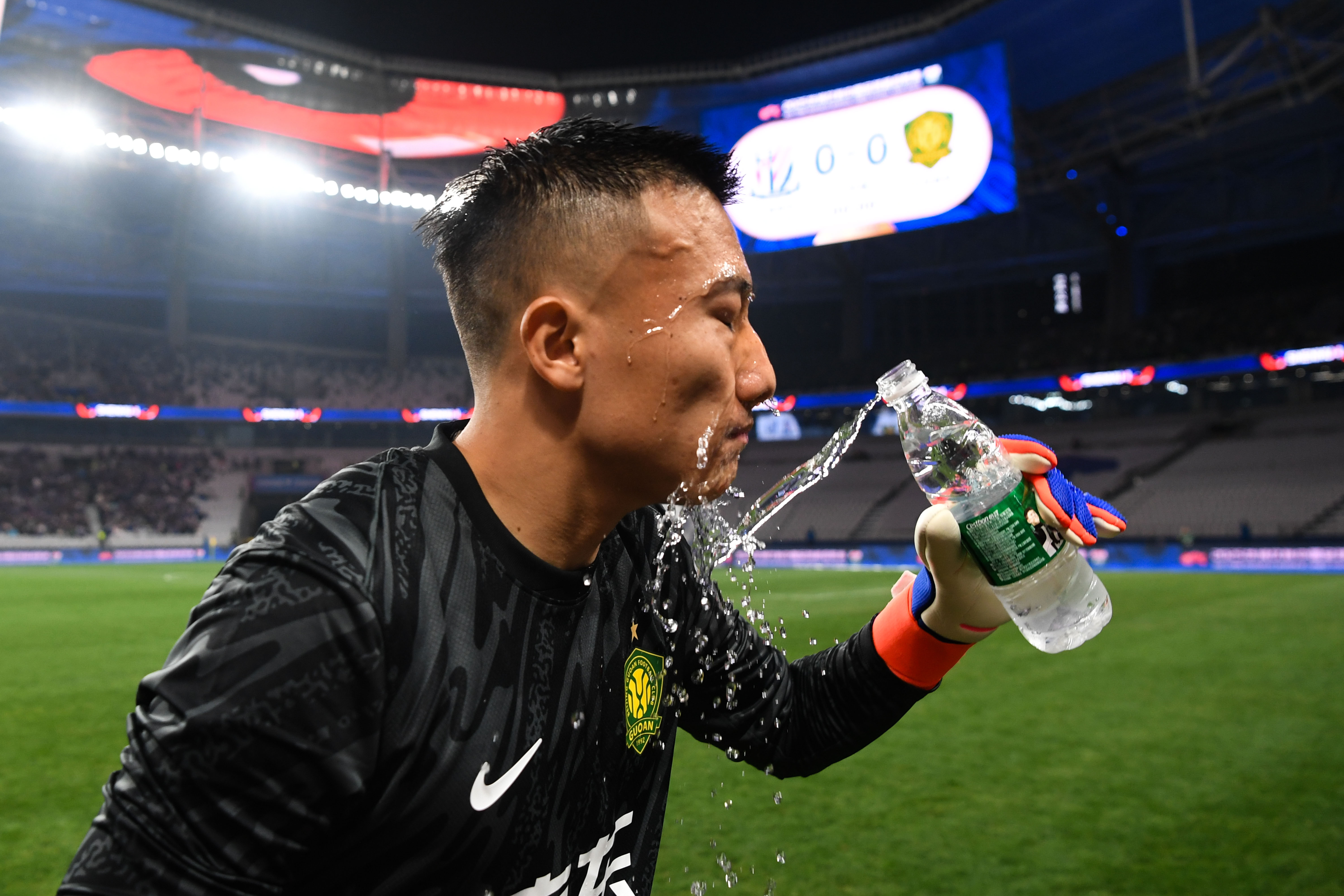 关于紧急换人调整后，球队发挥出色，取得关键胜利的信息