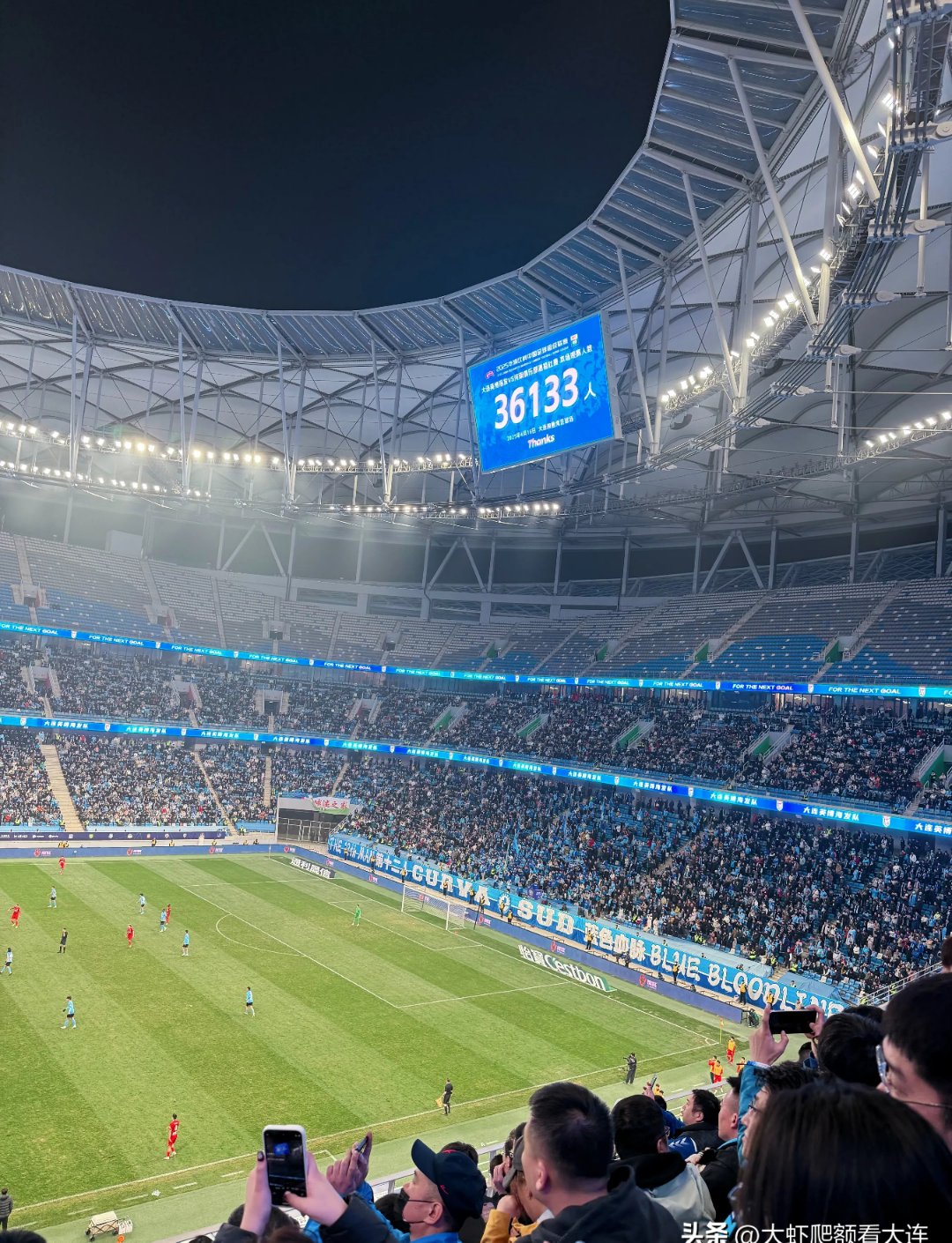 全新球场揭幕，球迷热情呼声响彻全场的简单介绍