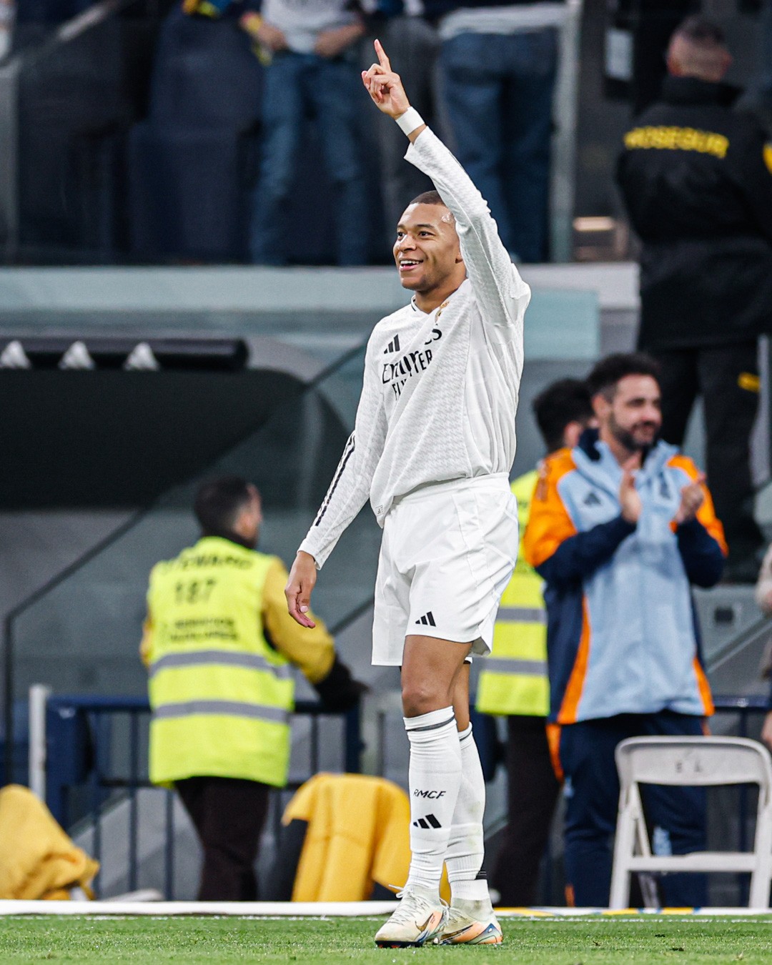 关于皇家马德里战胜塞维利亚，取得连胜的信息