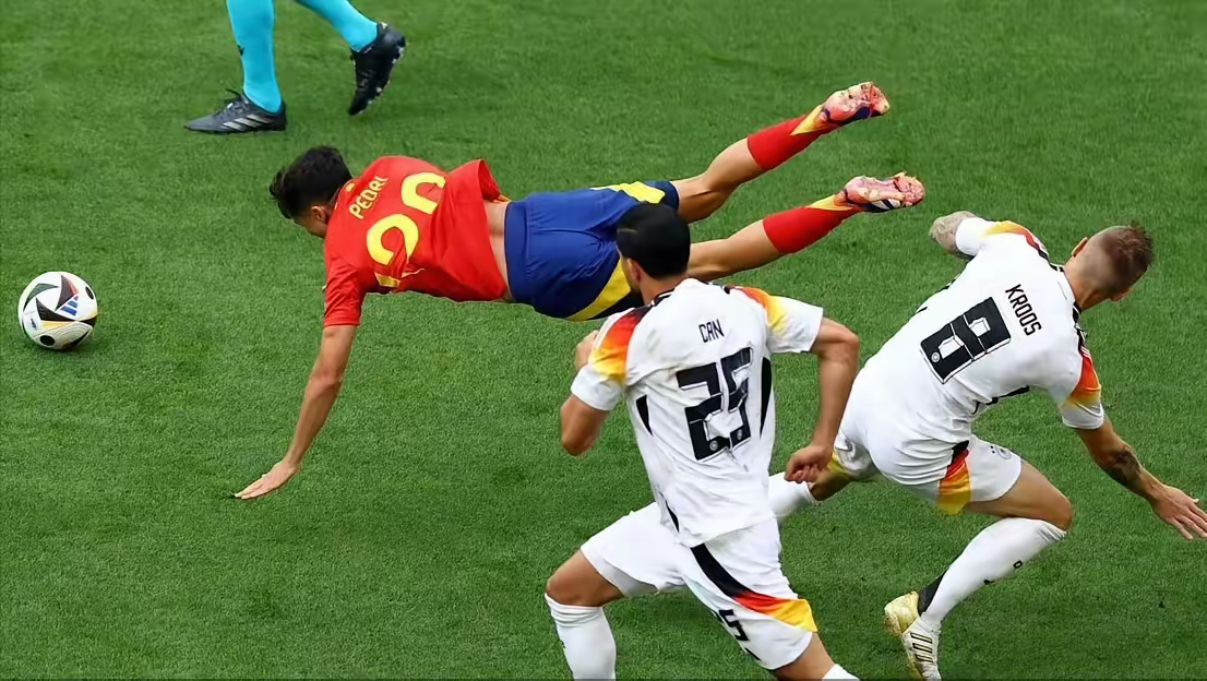 精彩足球对决,场上画面惊险刺激 精彩足球对决,场上画面惊险刺激