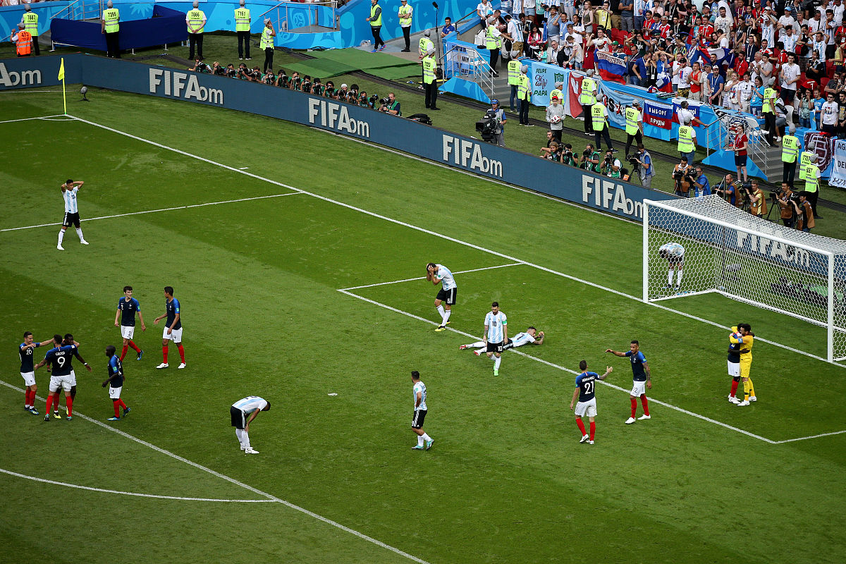 精彩足球对决,场上画面惊险刺激 精彩足球对决,场上画面惊险刺激