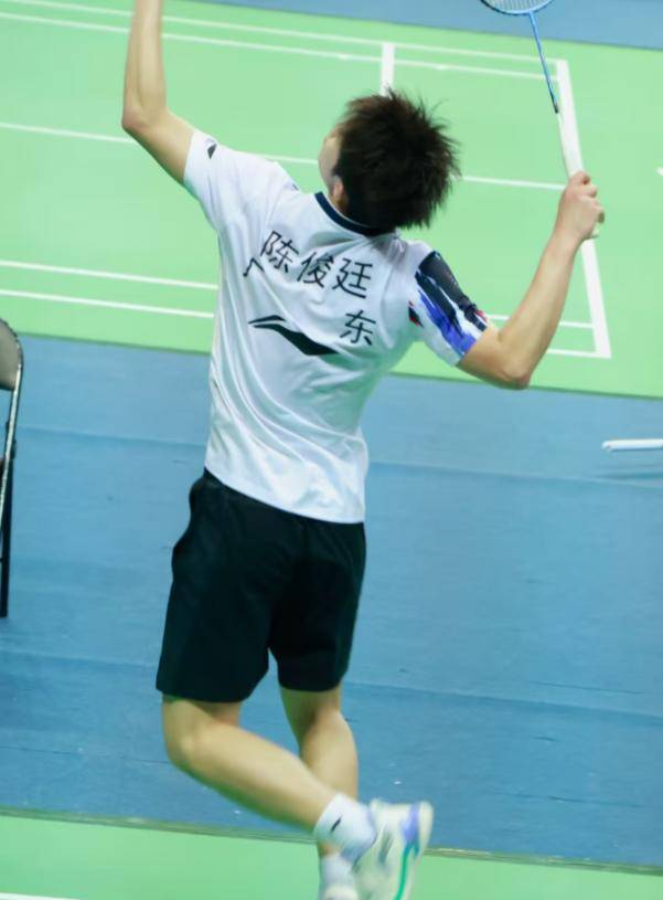 中国羽毛球队完胜印尼羽毛球队，林丹送出助攻