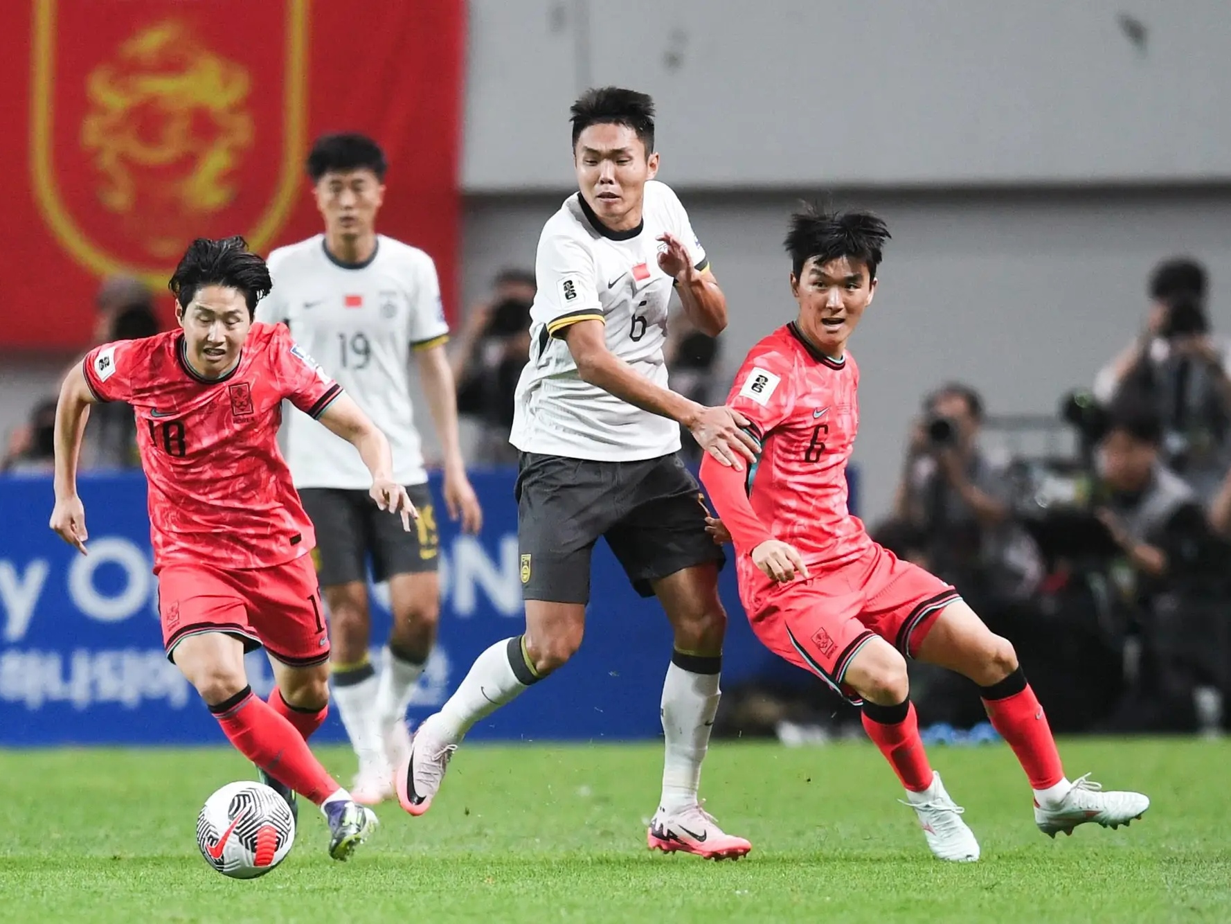 关于韩国队完胜日本队，梁靖崑统治全场的信息