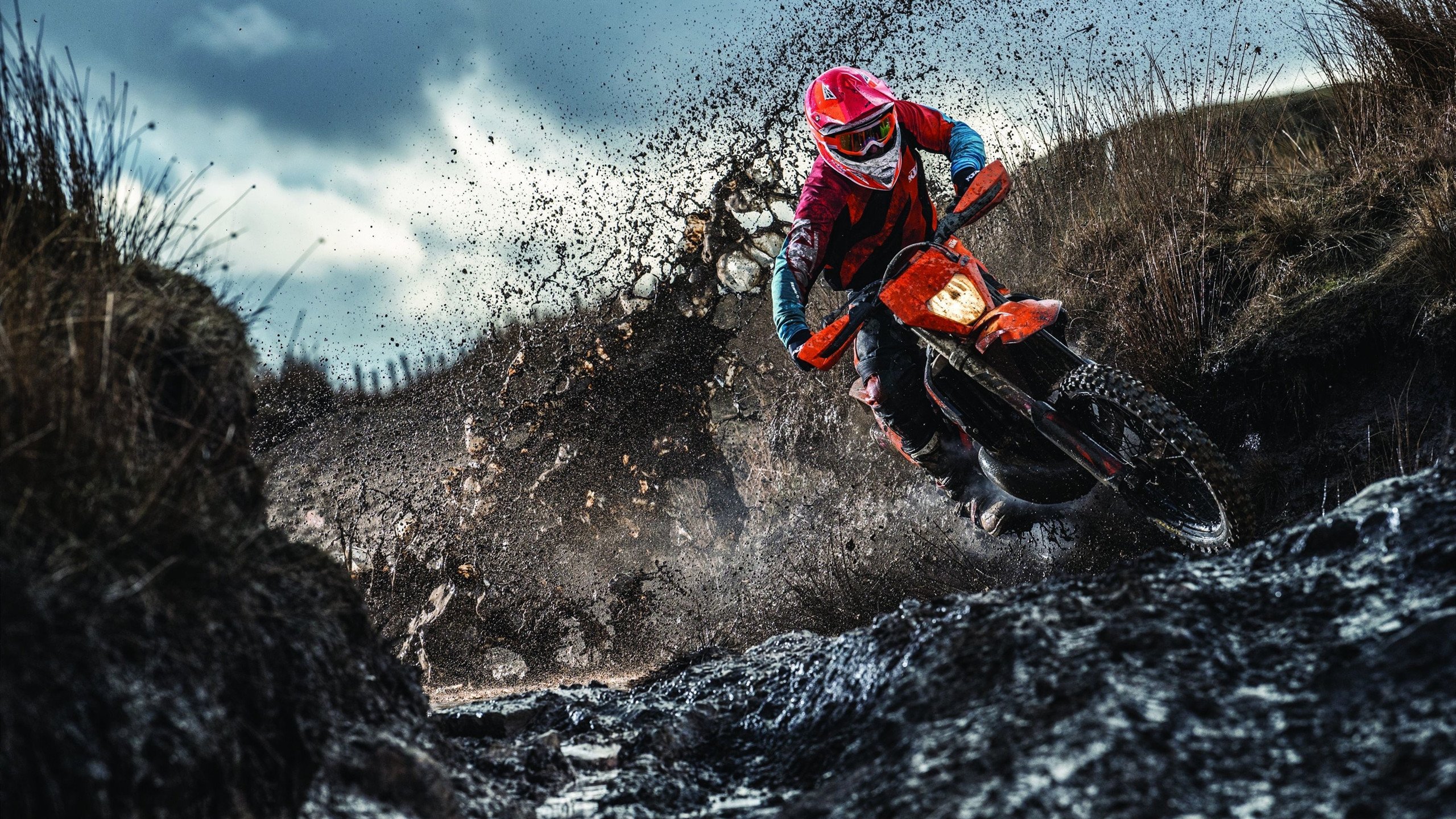 欧战烽火映照巨星光芒，劳塔罗一锤定音，国际米兰力克曼联背后的战术博弈